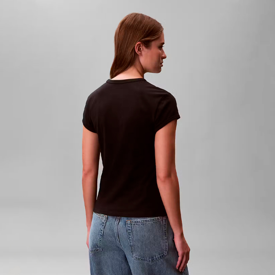 t-shirt-ajuste-avec-logo-universitaire