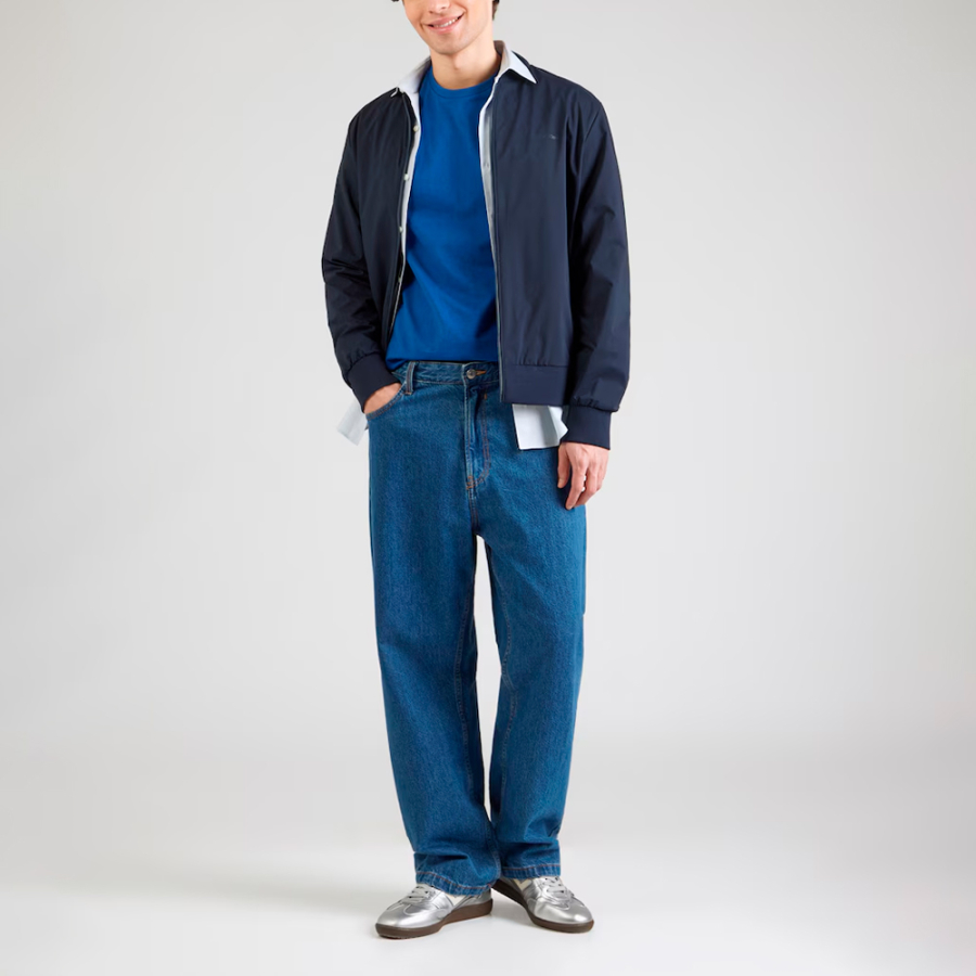 klassisches-monogrammiertes-t-shirt