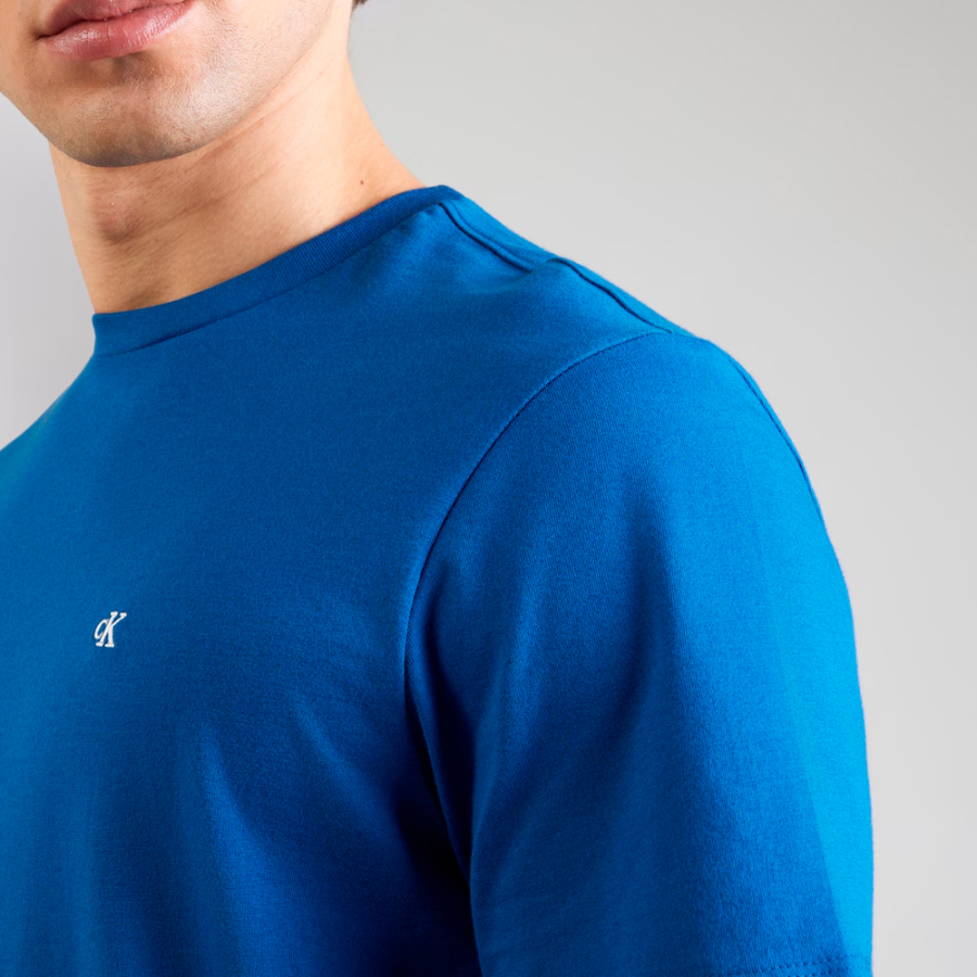 camiseta-classica-com-monograma