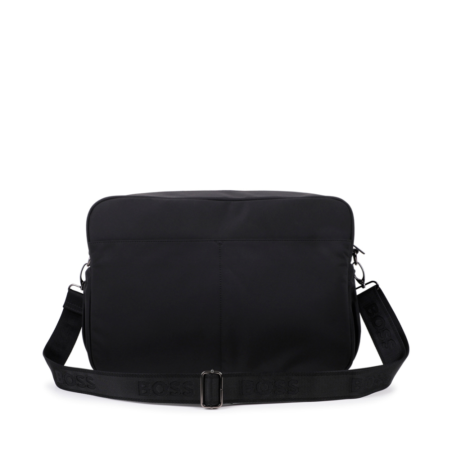 wickeltasche-mit-logo-auf-der-vorderseite