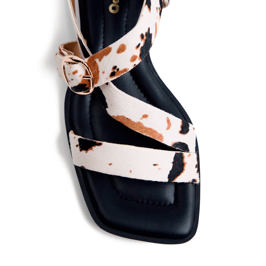 sandalias-mbeya-de-couro-com-estampa-animal-e-tachas