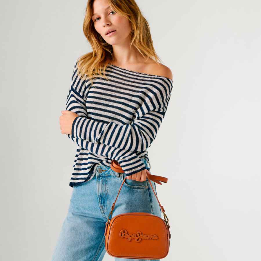 schultertasche-aus-kunstleder-mit-logo