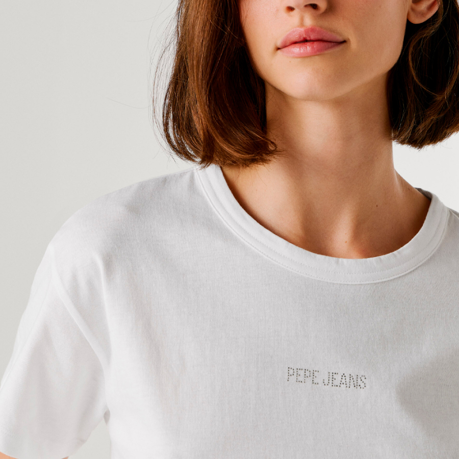 camiseta-com-logo-de-strass