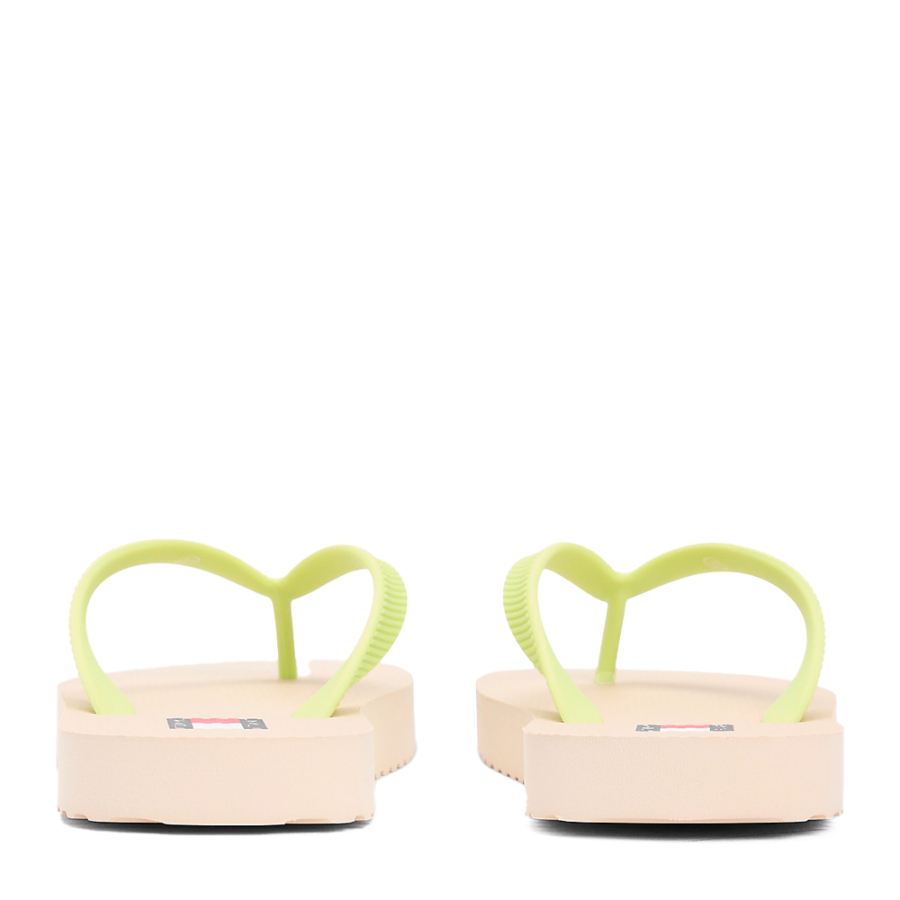 chinelo-com-logotipo-em-relevo-e-sola-serrilhada