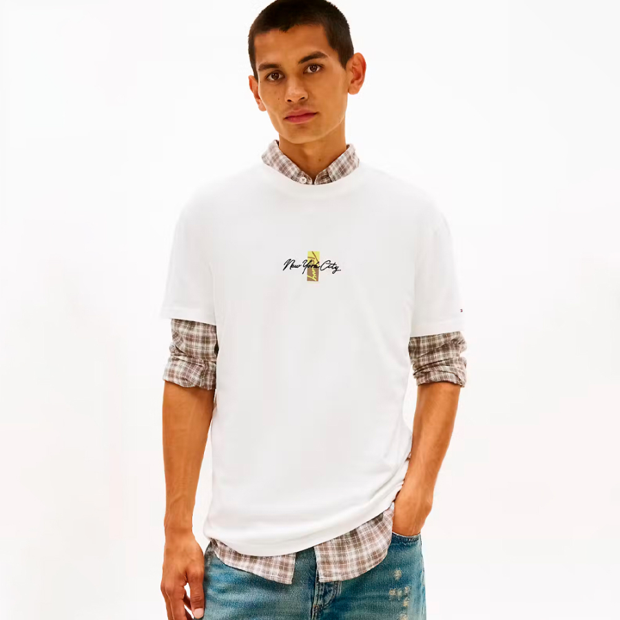 t-shirt-regolare-con-grafica-a-blocchi