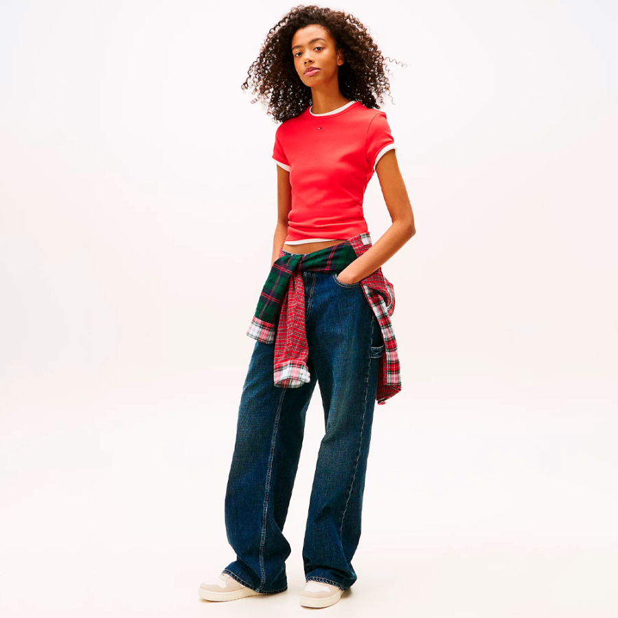 schmal-geschnittenes-geripptes-t-shirt-mit-rundhalsausschnitt