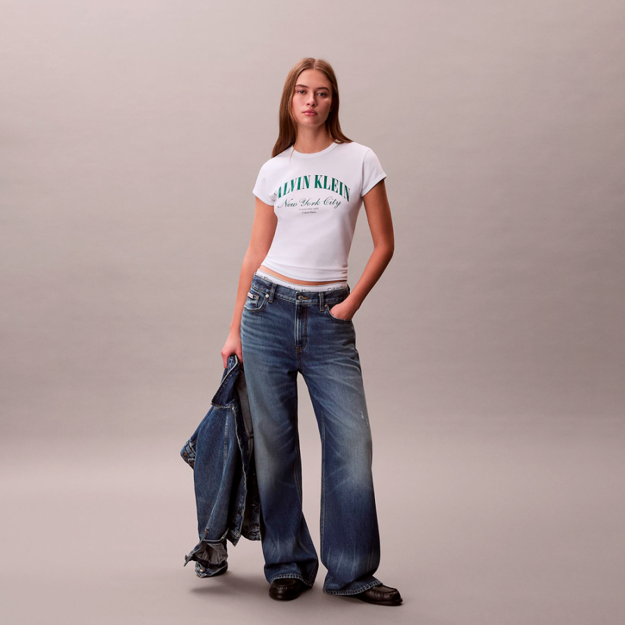 t-shirt-aderente-con-logo-universitario