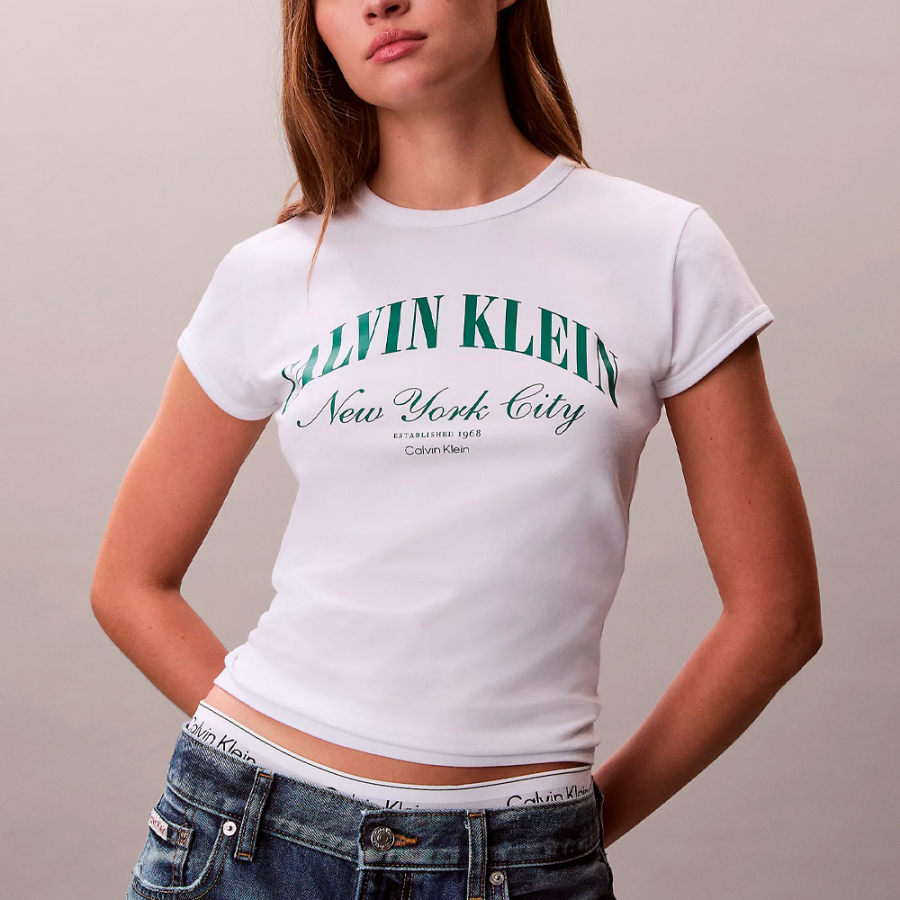 schmal-geschnittenes-t-shirt-mit-universitatslogo