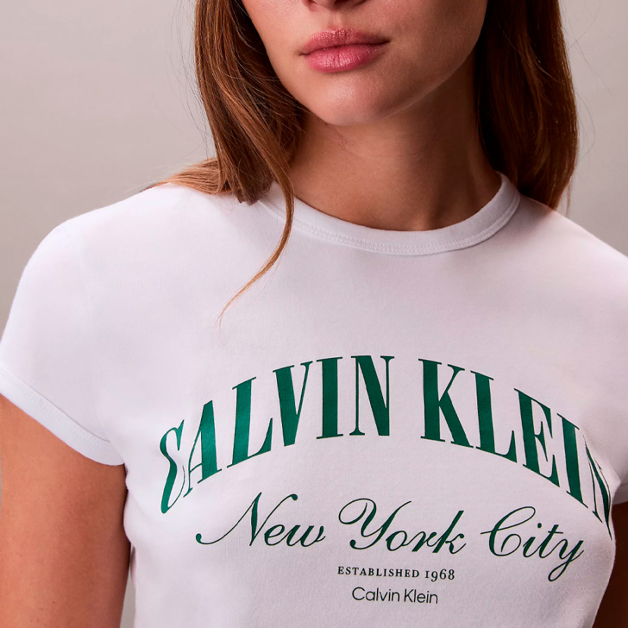 schmal-geschnittenes-t-shirt-mit-universitatslogo