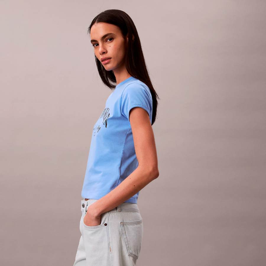 t-shirt-ajuste-avec-logo-universitaire