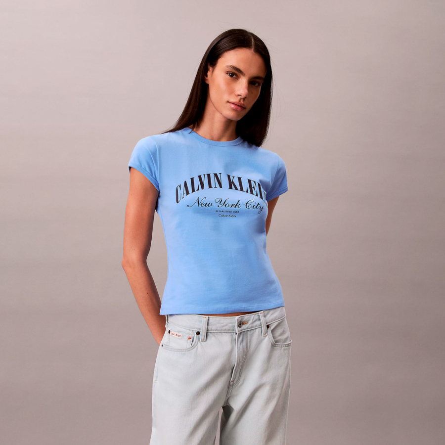 camiseta-de-corte-justo-com-o-logotipo-da-universidade