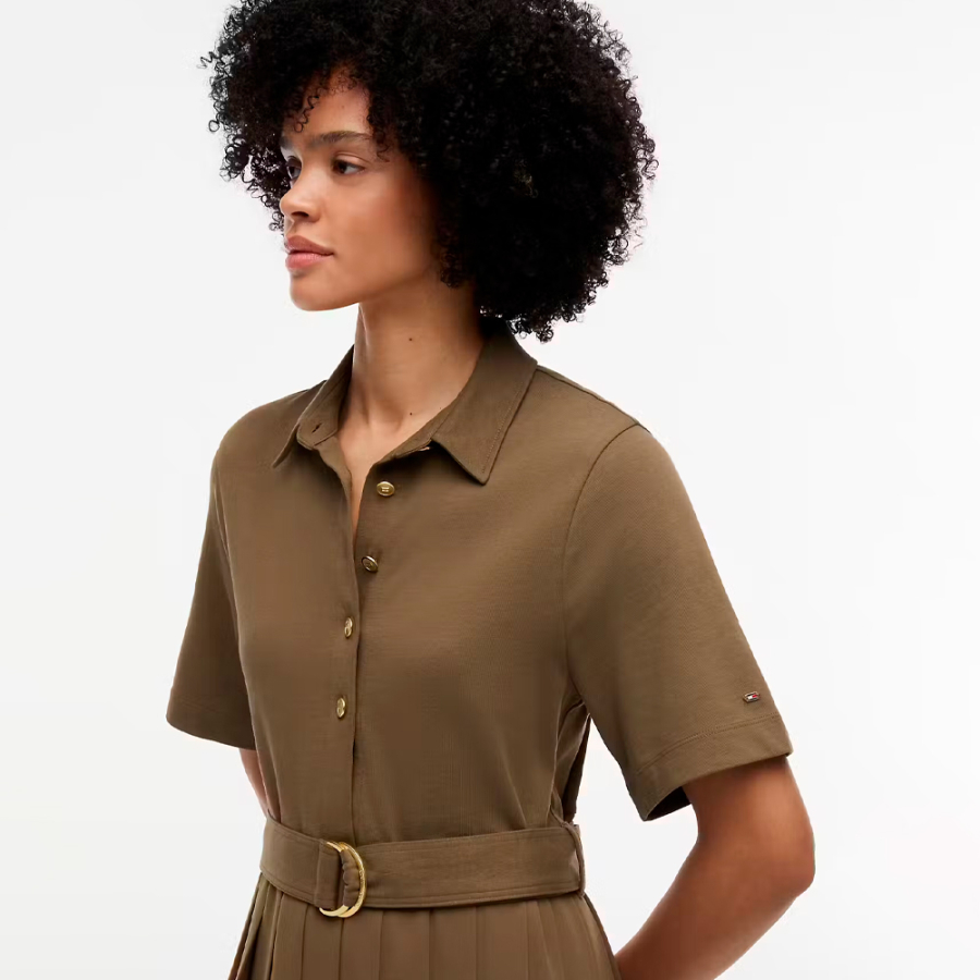 kleid-mit-goldknopfen-und-verschiedenen-medien