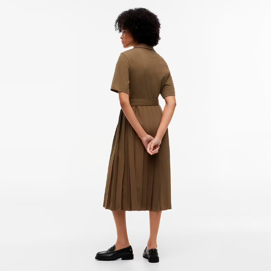 kleid-mit-goldknopfen-und-verschiedenen-medien