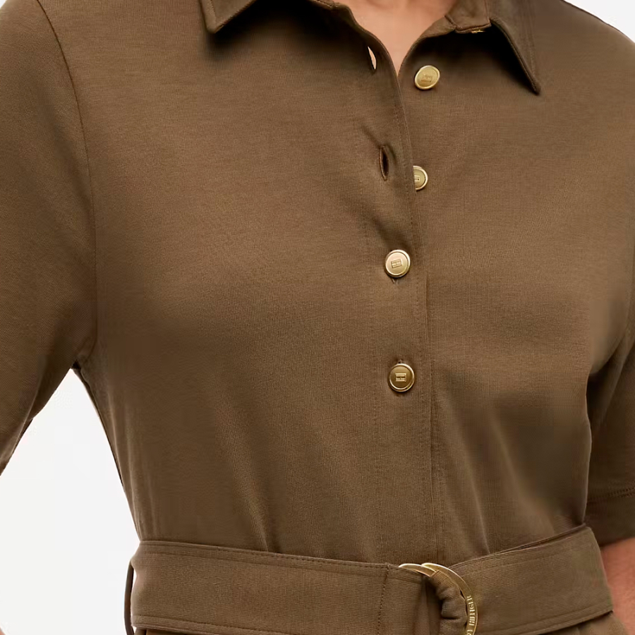 kleid-mit-goldknopfen-und-verschiedenen-medien