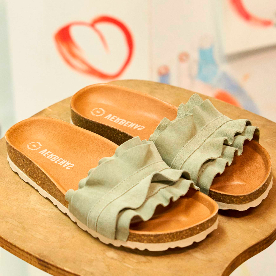 sandali-rocio-in-camoscio-con-volant sandali-rocio-in-camoscio-con-volant