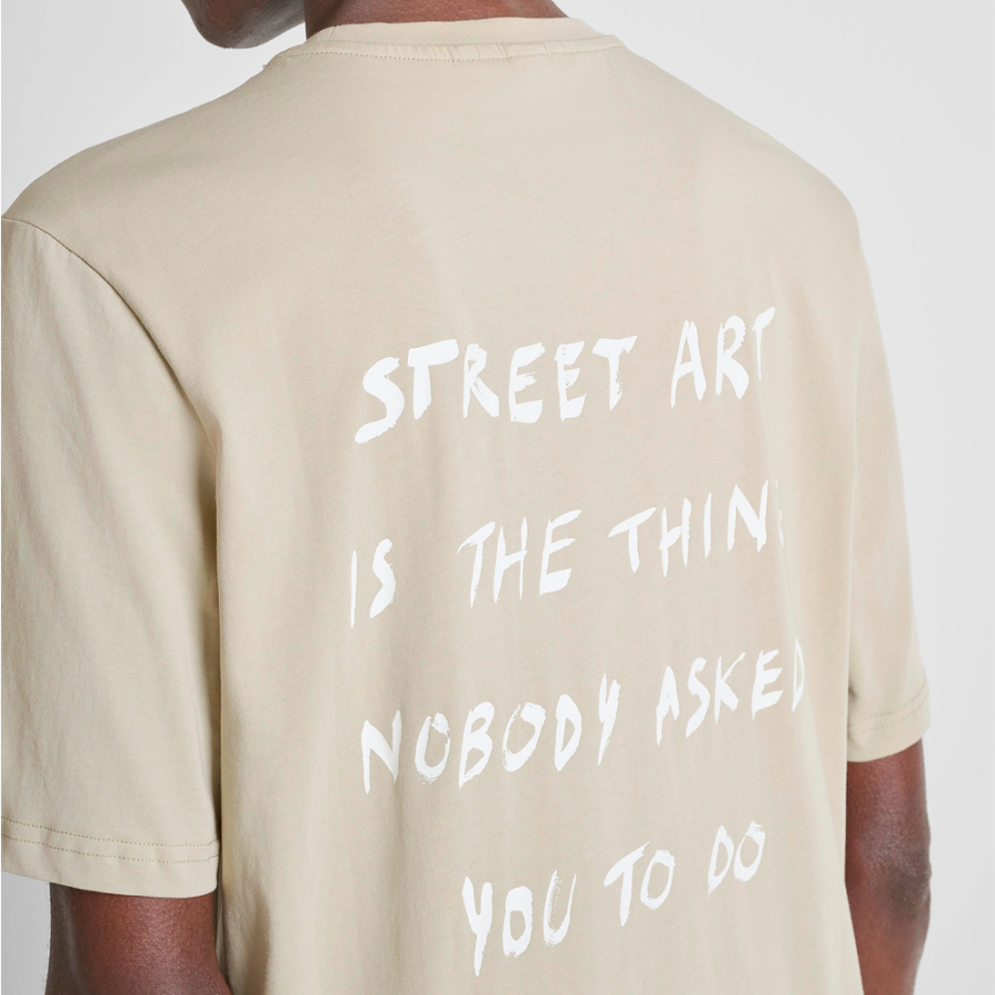 camiseta-de-corte-relajado-con-estampado-de-arte-urbano