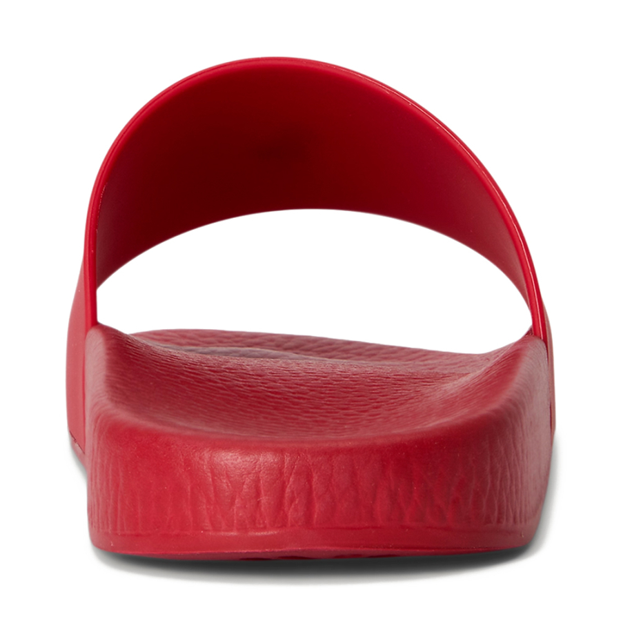 des-tongs-a-motif-equestre-un-modele-emblematique