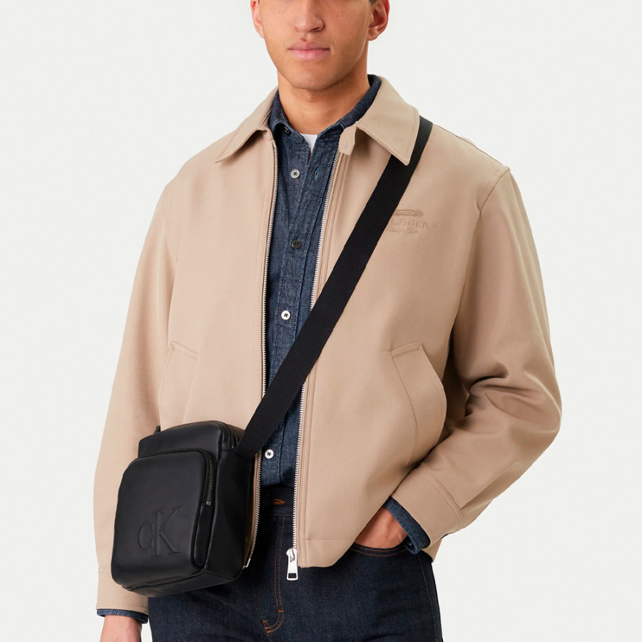 borsa-a-tracolla-da-reporter-con-monogramma-inciso