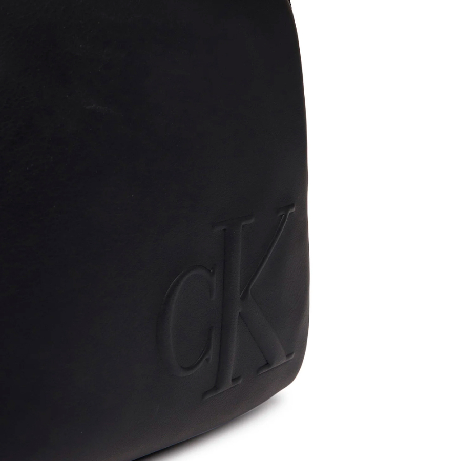 borsa-a-tracolla-da-reporter-con-monogramma-inciso