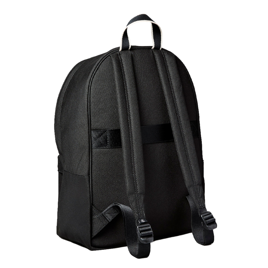 mochila-com-rodinhas-e-estampa-grafica-com-logotipo