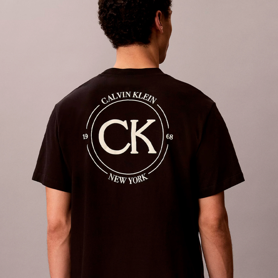 t-shirt-mit-gesticktem-logo