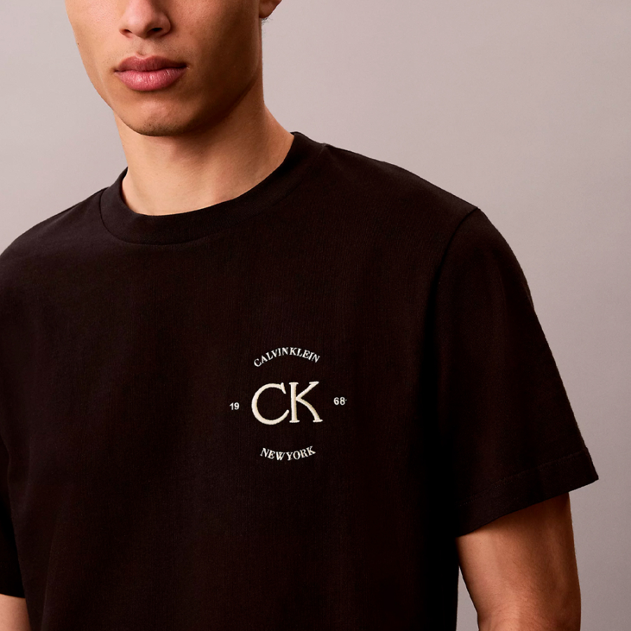 t-shirt-avec-logo-brode