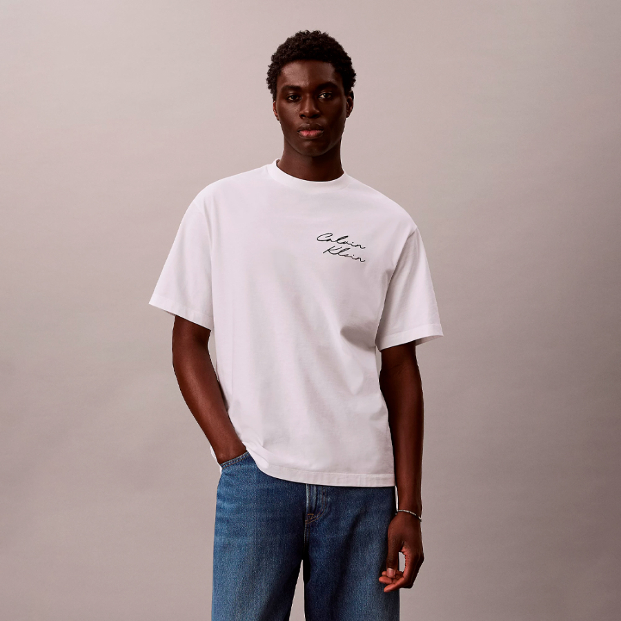 locker-sitzendes-t-shirt-mit-aufgedrucktem-logo