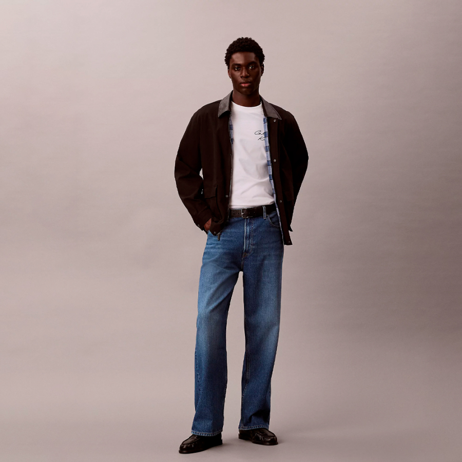 locker-sitzendes-t-shirt-mit-aufgedrucktem-logo