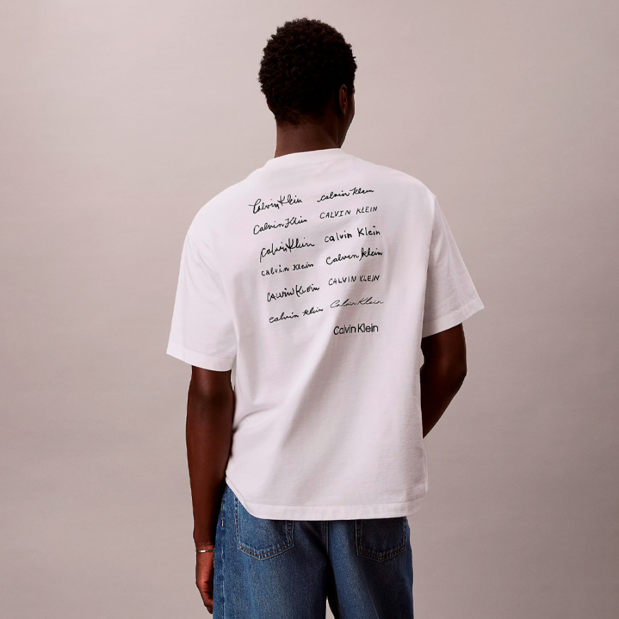 locker-sitzendes-t-shirt-mit-aufgedrucktem-logo