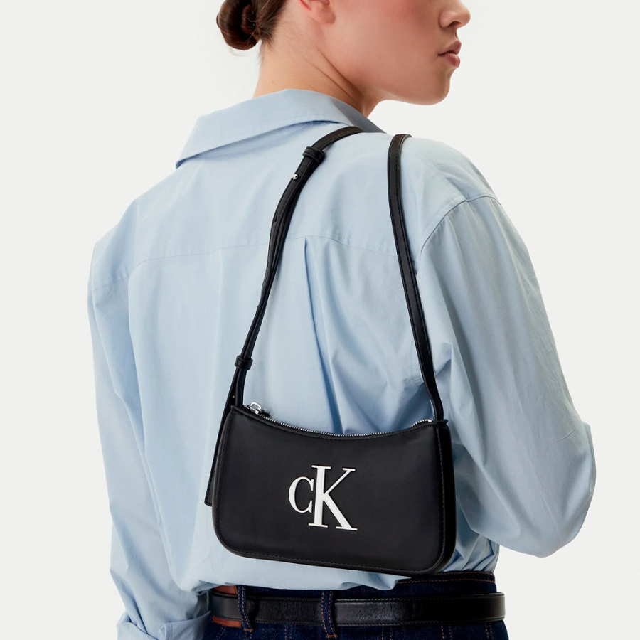 kleine-schultertasche-mit-eingraviertem-monogramm