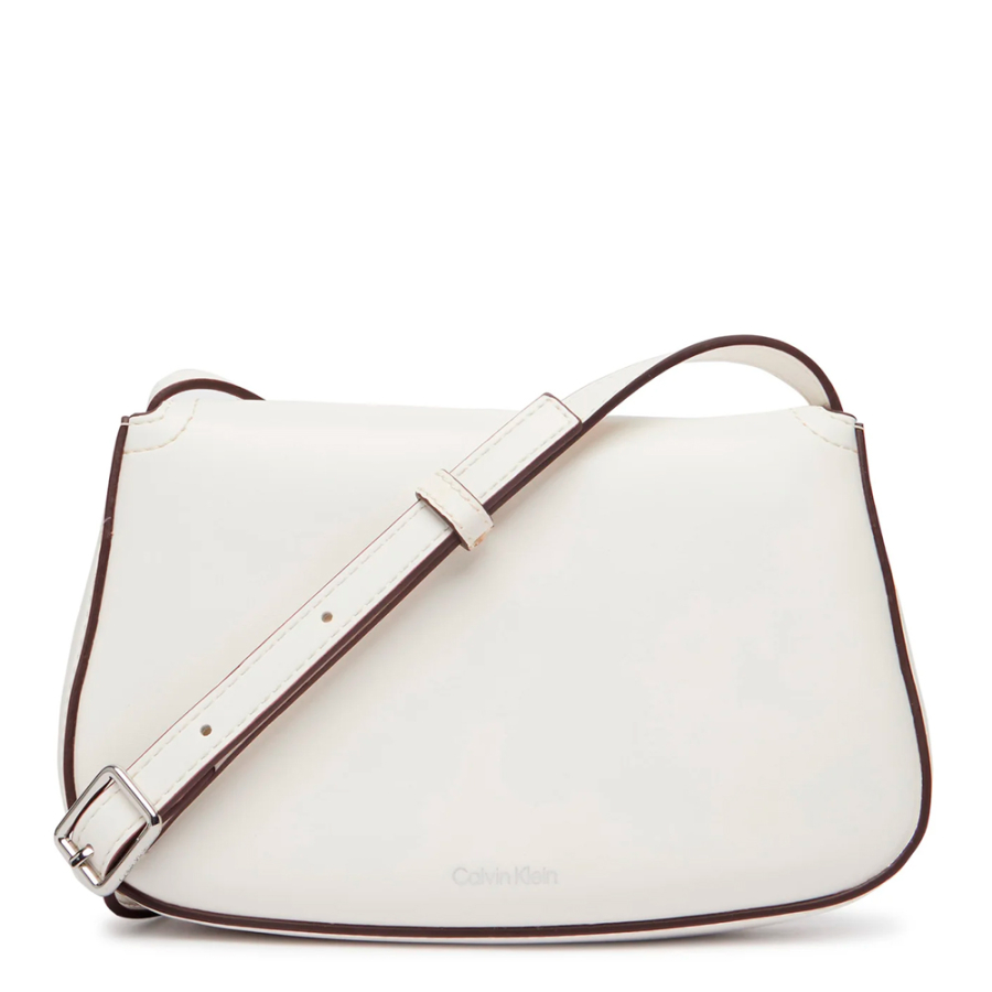 bolso-bandolera-tipo-camara-con-solapa-y-monograma