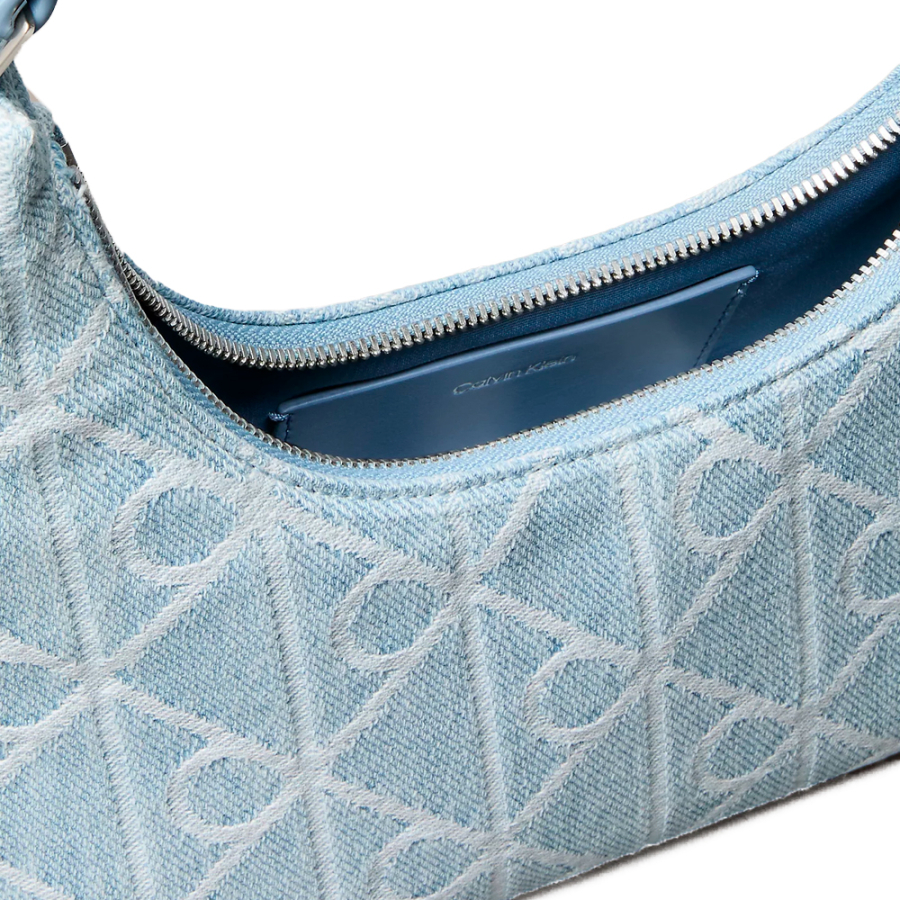 sac-bandouliere-en-denim-orne-du-logo-emblematique