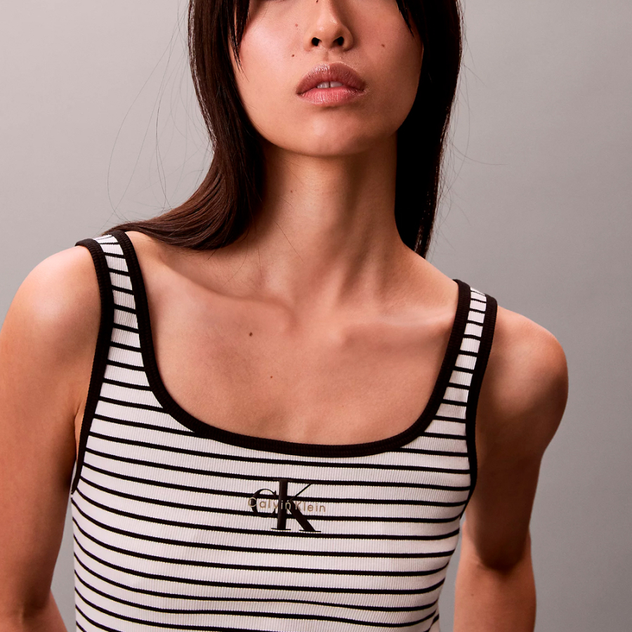 geripptes-tanktop-mit-offenem-halsausschnitt