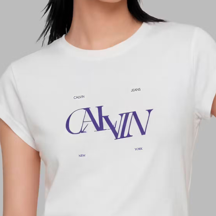 schmal-geschnittenes-t-shirt-mit-geteiltem-logo-bild