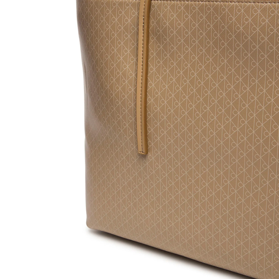 sac-cabas-avec-doublure-et-poche-ornees-du-logo-emblematique