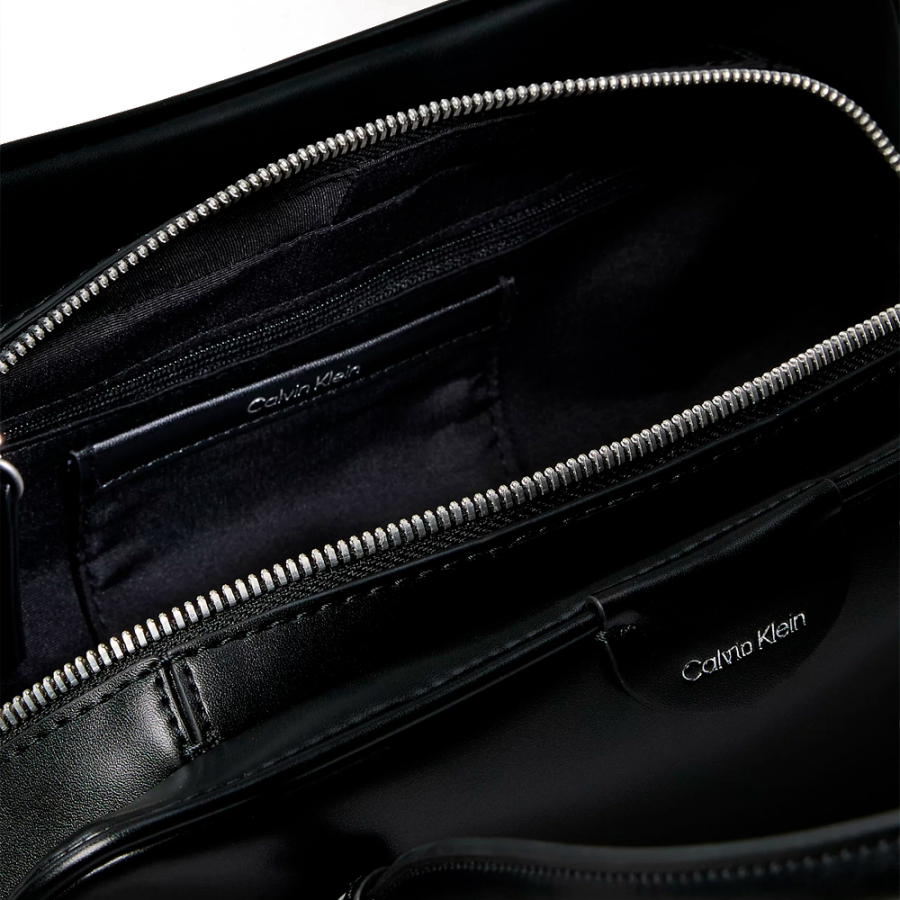 kleine-schultertasche-mit-ikonischem-logo