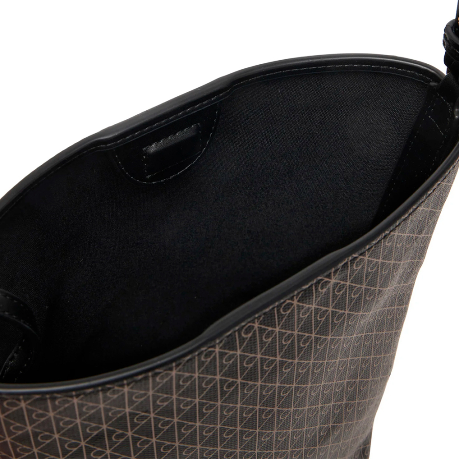 bolsa-tipo-saco-com-o-iconico-logotipo-estampado-por-toda-a-peca