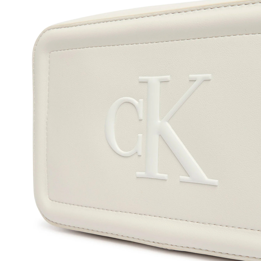 schultertasche-im-kamerastil-mit-markantem-monogramm