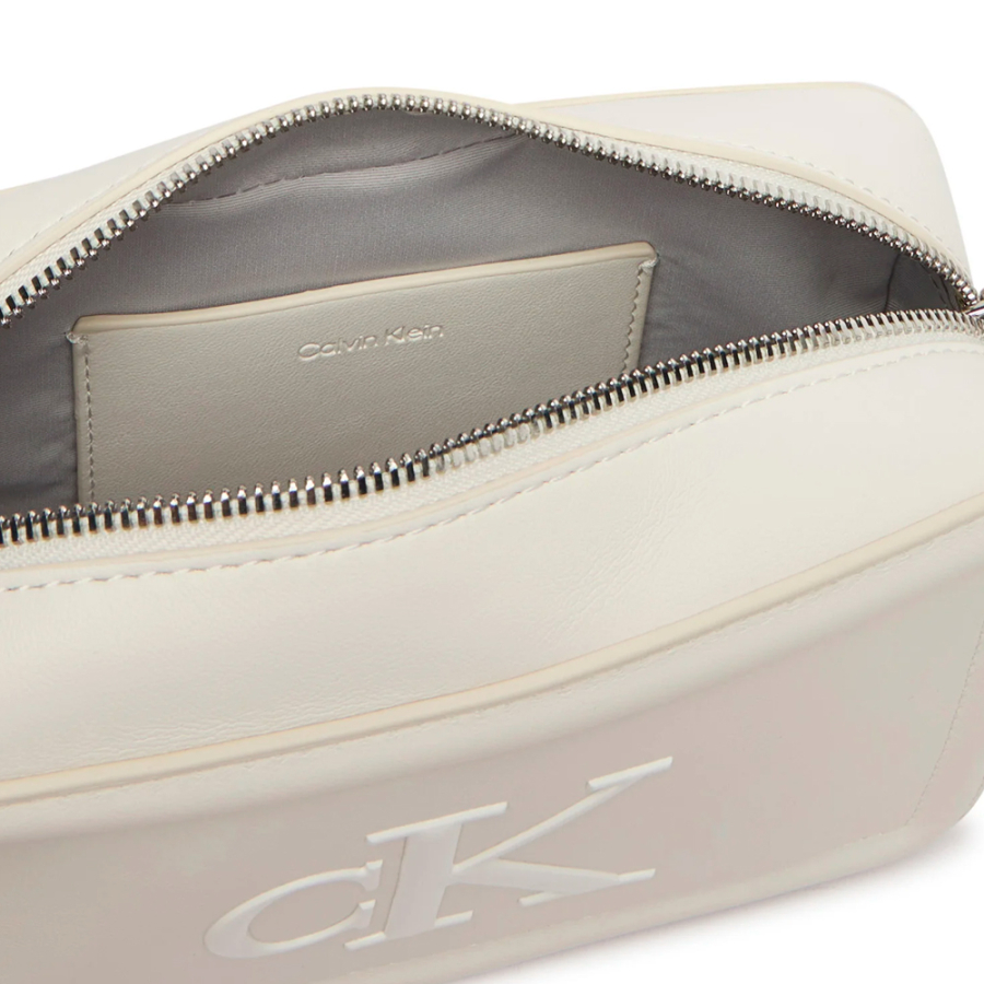 bolsa-de-ombro-estilo-camera-com-monograma-exclusivo