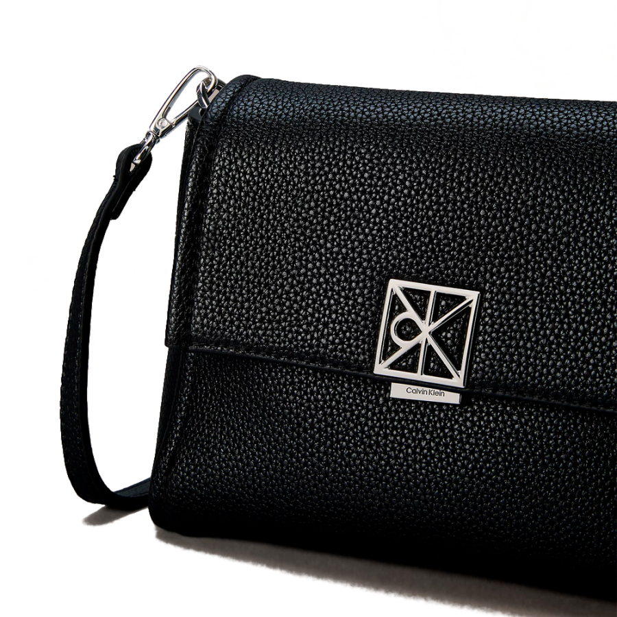 schultertasche-aus-genarbtem-leder