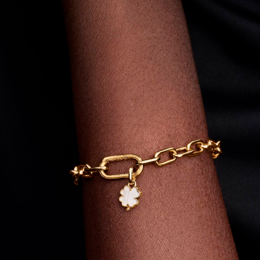 ciondolo-a-forma-di-quadrifoglio-bianco-portafortuna-764564c01 ciondolo-a-forma-di-quadrifoglio-bianco-portafortuna-764564c01