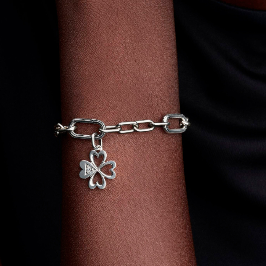 pingente-de-medalhao-em-forma-de-trevo-de-quatro-folhas-em-formato-de-coracao