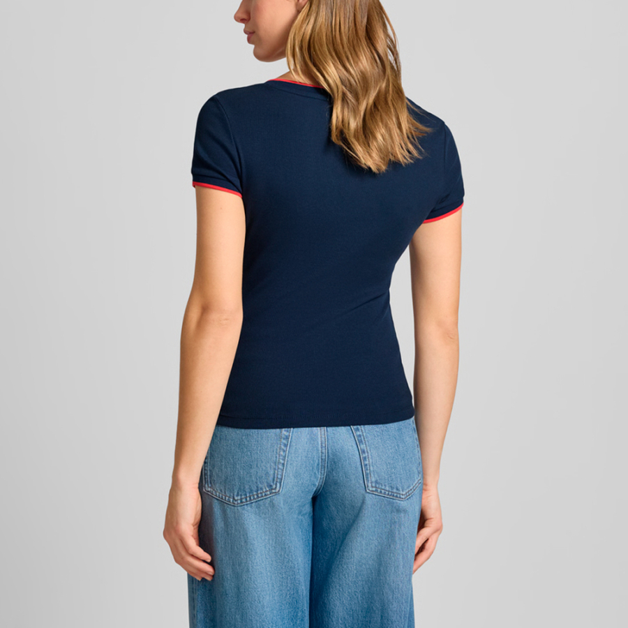 t-shirt-slim-con-scollo-a-v-e-distintivo