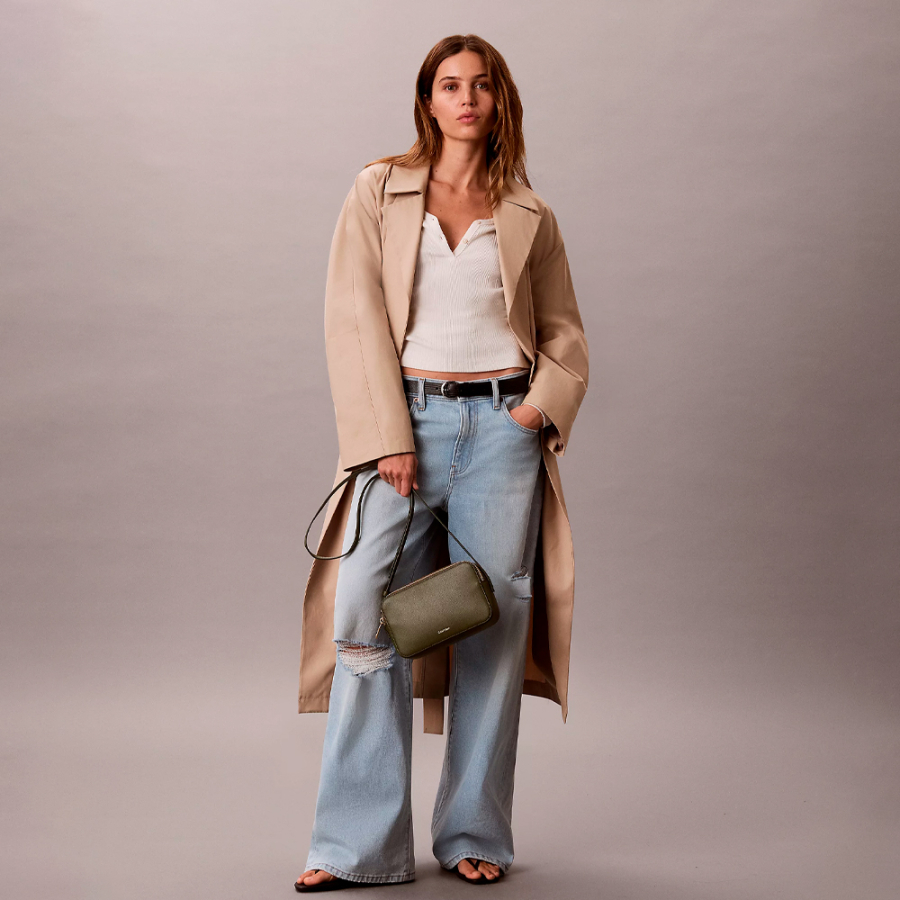 umhangetasche-im-kamerastil-mit-folienlogo