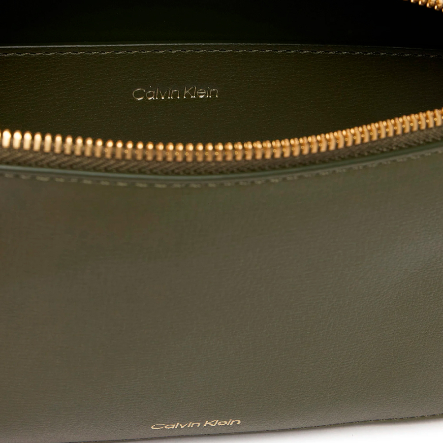 bolsa-transversal-estilo-camera-com-logotipo-metalizado