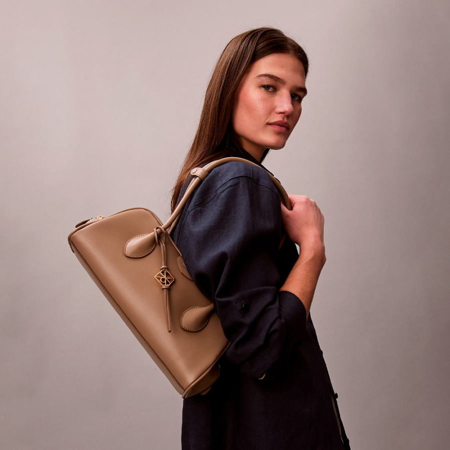 bolsa-de-ombro-com-o-iconico-logotipo