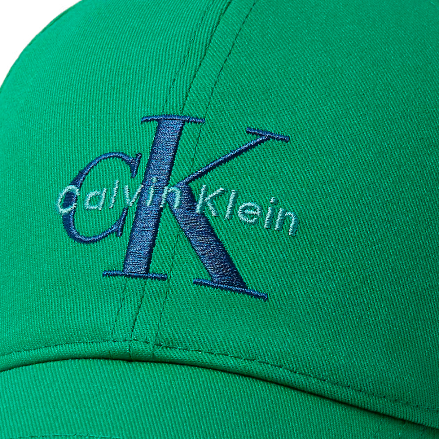 casquette-en-serge-avec-logo-monogramme-brode