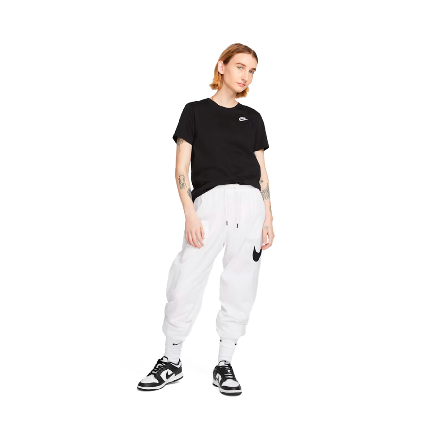 camiseta-sportswear-club-essentials