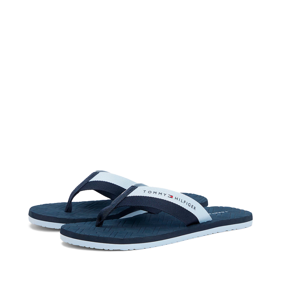 flip-flops-mit-gepragten-logos