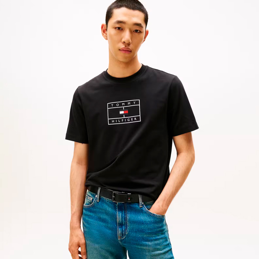 t-shirt-mit-grafischem-logo